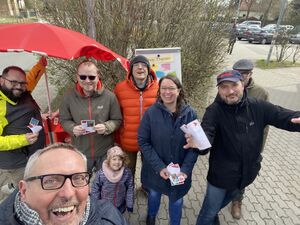 Mit dem SPD-Ortsverbandsvorsitzenden Leander Wienkoop und dem SPD-Kreistagsvorsitzenden Ronny Kelms vor Ort